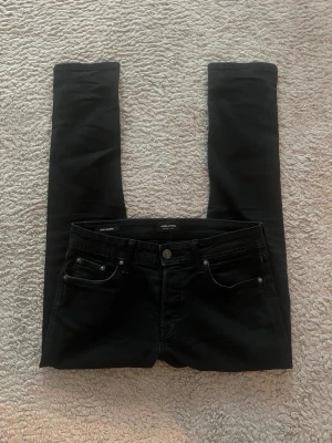 J&J Slim Jeans - Svarta glenn slim fit jeans med en skön wash och tvär bra passform i storlek W30 L30. Säljs då de inte kommer till använding. Använda men väl tagen hand om. Mått finns. Prisförslag & frågor är välkomna! 🙏💬