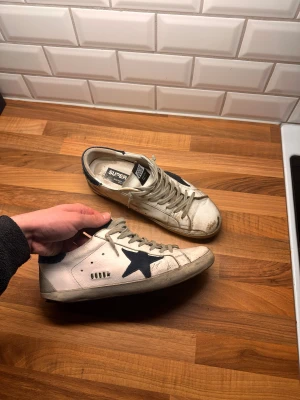Golden goose skor  - En par feta golden gosse skor i storlek 42. Inte de bästa skicket. Pris kan diskuteras 😁sulor saknas !!!