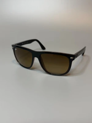 Rayban Boyfreind Solglasögon  - ‼️VI TAR EJ BYTEN‼️ Ray-Ban Boyfreind 41747  | Skick: 8/10 | Storlek 56/15 | ingår fodral vid köp! | Fraktar inom 24H efter köp på köparens bekostnad 📦💨 | Hör av dig vid minsta fråga eller fundering 