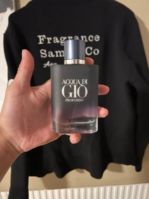 Armani Acqua di Gio Profondo EDP - Hej, säljer nu en armani ADG profondo i 100ml, skulle säga 98+ kvar, låda finns och kvitto, detta är en refill flaska
