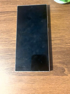 Samsung Galaxy S24 Ultra - Snygg Samsung Galaxy S24 Ultra i silver med stor, rektangulär skärm och flera kameror på baksidan. Mobilen har en stilren design med glas och metallkänsla. Perfekt för dig som gillar modern teknik och vill ha en kraftfull smartphone. Den är helt ny inga skador alls och fungerar perfekt. Priset kan dinskuteras!