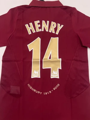 Thierry Henry Arsenal 05/06 - Fotbollströja i helt nytt och oanvänt skick med tag kvar. Detaljrik design och bekvämt material som passar både till match och vardag. Detta är en inofficiell version av modellen. Storlek L