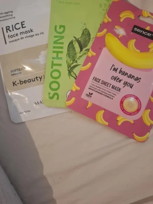 3 olika ansiktsmasker sheet mask - Säljer tre ansiktsmasker i sheet mask-format: en bananmask från Sence med färgglad gul/rosa förpackning, en grön te-mask från Stay Well Classic i grön förpackning och en ris-mask från K-beauty i vit/beige förpackning. Perfekt för dig som vill boosta huden med fukt och näring.
