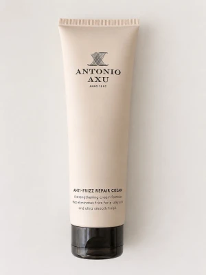 Antonio Axu Anti-Frizz Repair Cream - Anti-Frizz Repair Cream från Antonio Axu är en beige tub med svart lock. Krämen är en leave-in produkt som stärker och återfuktar håret, eliminerar friss och ger ett silkeslent, mjukt resultat. Passar alla hårtyper och innehåller vårdande aminosyror.
