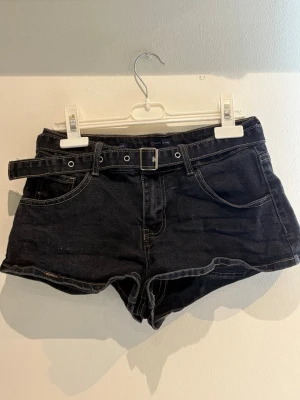 Mini shorts  - Mini jeans shorts! Low-waist with detachable belt! Aldrig använda 