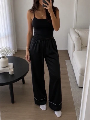 Satin byxor  - Super snygga satin pyjamas byxor från Hunkemöller. Helt nya och oanvända 