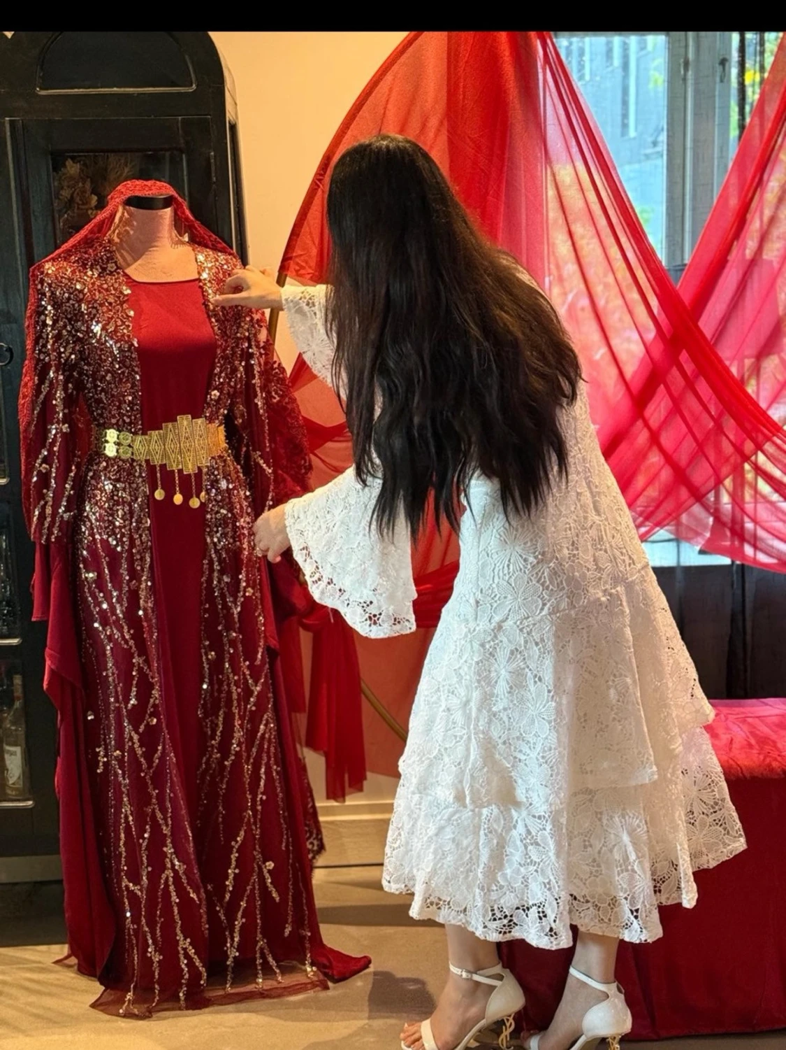 Elegant röd kurdisk klänning till henna