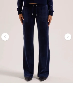 Mörkblå juicy couture  mjukisbyxor - Super fina Juicy couture mjukis byxor. Knappt använda. 