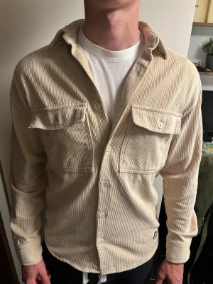 Beige overshirt  - Beige overshirt från jack and jones i manchester tyg. Aldrig använd helt i nyskick.