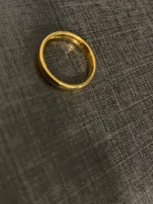 Guldring 18 karat  - Väger 3 gram. 16.5 mm 