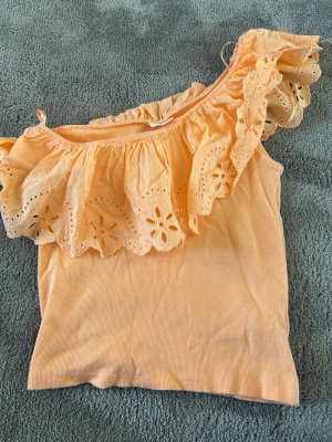 Peach offshoulder topp med volang - Säljer denna fina toppen från Zara, i storlek 164 men skulle säga att den är xs/s. 
