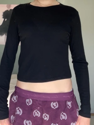 Cropped tröja - Svart långärmad cropped tröja från H&M divided. Storlek M, men passar även mindre storlekar.