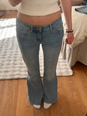 Ljusblå bootcut jeans - Säljer ett par ljusblå bootcut jeans med klassisk femficksmodell och låg midja. Jeansen har en lätt utsvängd passform nedtill och är tillverkade i mjuk denim. Perfekta för en avslappnad och trendig look. Från weekday och tryck inte på köp nu!