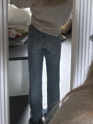 Ljusblå raka jeans från Levi's - Säljer dessa supersnygga Levi’s jeans då dom är för stora för mig❤️Står ingen storlek men skulle säga att de är i storlek 36 eller möjligtvis 38🥰