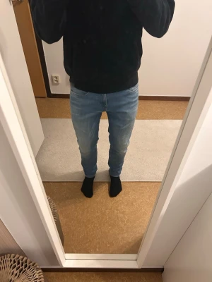 Replay jeans  - Säljer ett par Replay Hyperflex Anbass jeans i ljusblå tvätt. Jeansen har klassisk femficksdesign, smal passform och stretchigt material för extra komfort. Snygga detaljer med Replay-logga. Nypris ligger på ca 1800kr hör av er vid intresse Storlek 29/30