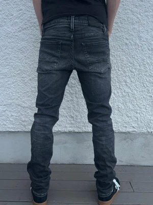 *Tvättade Jack & Jones Jeans* - Ett par svarta jeans från Jack & Jones med en mycket fin naturlig wash! Storleken är följande W30/L34. Hör av dig vid frågor!