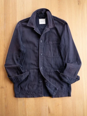 Mörkblå overshirt / Chore Jacket från A Day's March - Stilren sun faded mörkblå overshirt från A Day's March i bomull. Klassisk krage, tre framfickor och knäppning med fyra knappar. Perfekt lager-på-lager-plagg med avslappnad passform och snygga detaljer. Passar till jeans eller chinos.