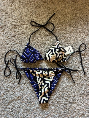 Bikini sett nytt  - HELT NYTT bikini set från australieniska märket Rip Curl köpt i australien för ca 900kr nypris. Alla lappar kvar! Som ni ser kan man vända på bikinitrosan ut och in för annan färg. Storlek xs men passar också som S.