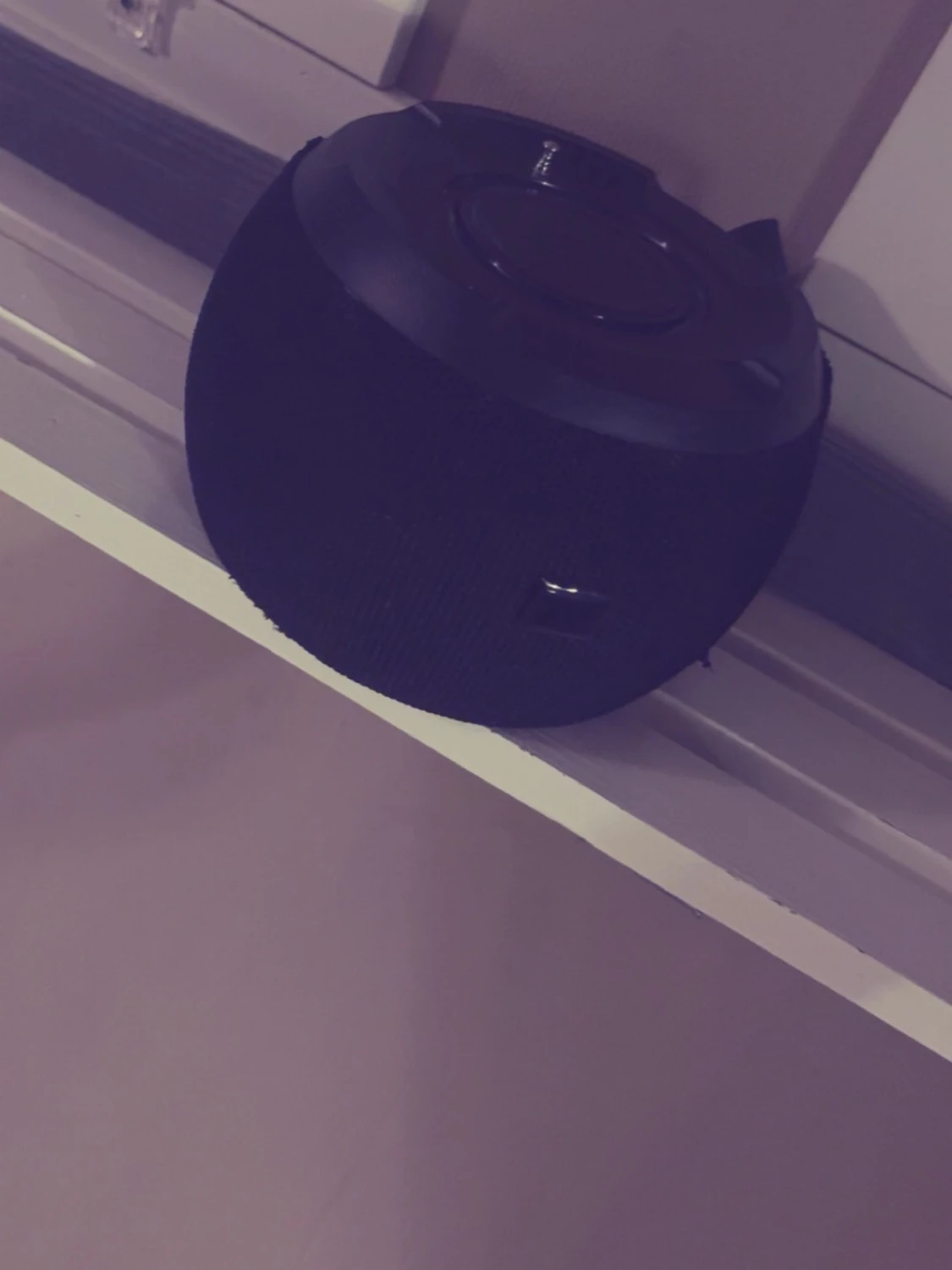 Svart högtalare typ nytt kan skicka video hur hög den är - 2