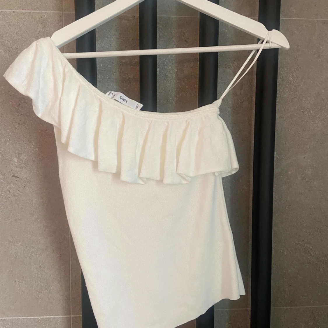 Vit oneshoulder topp med volang - 1