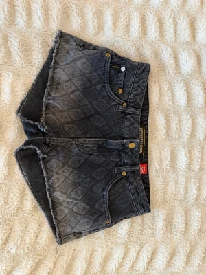 Svarta mönstrade jeansshorts Superdry - Coola shorts 