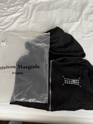 Maison Margiela zip up  - Säljer en Maison Margiela zip up helt ny i present, den gick på cirka 4-5k men säljer billigare för jag inte har kvittot kvar.🧾       Skriv vid intresse eller frågor🙌