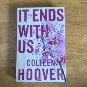 It Ends With Us - Jag säljer en booktok bok i nyskick, då den bara legat på hyllan💗 (Boken är på engelska) skriv gärna om mer bilder behövs eller om någon har en fråga!