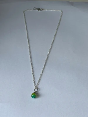 Halsband med pärla - Sött halsband med en pärla i grön-ljusgrön färg.💚                                                                  Nickelfritt.                                                                  Helt nytt!                                                                    Ca 48cm långt.                                                         Ha det fint!🌻