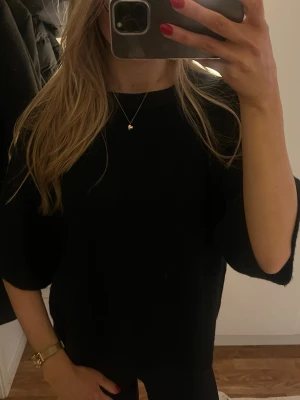 Svart stickad tröja  - En svart stickad tröja med trekvartarmar🩷