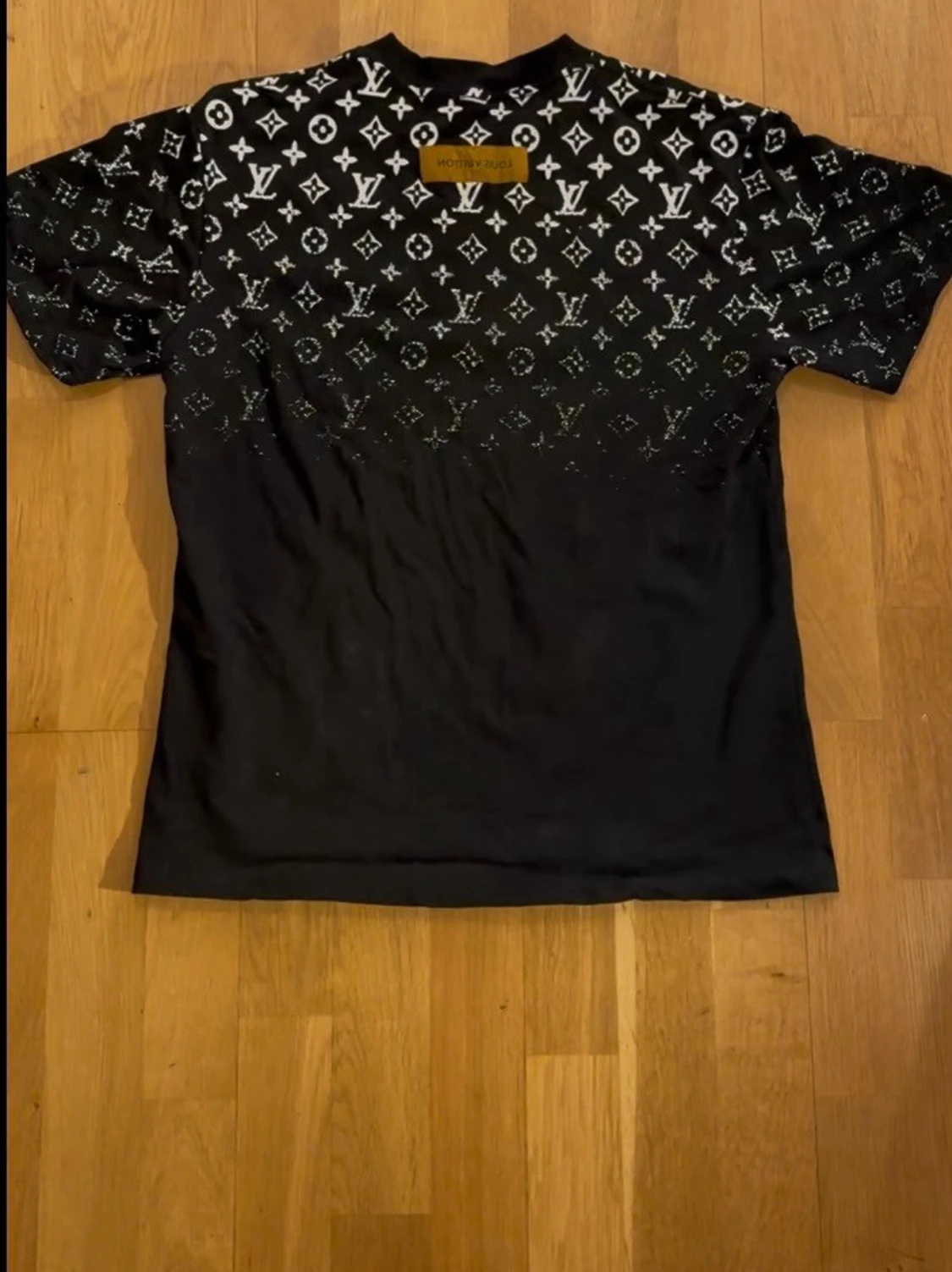 Svart  t-shirt med monogram - 1