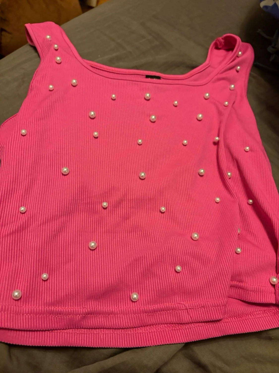 Rosa ribbad pärlprydd linnetopp