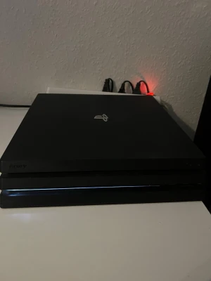PlayStation 4 Pro svart konsol - Säljer en PlayStation 4 Pro från Sony i mattsvart färg. Den funkar utmärkt, inga problem alls. Man får tyvärr inte med kontroll .Pris kan förhandlas