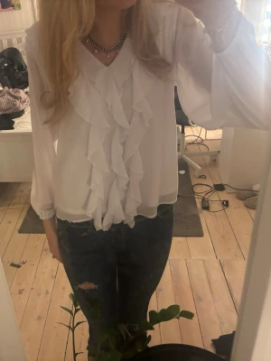 Vit blus med volanger - Vit v ringad blus från vila, endast använd en gång. Skriv om frågor och fler bilder går att fixa!❤️
