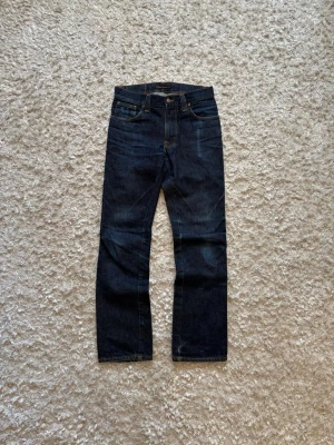 Nudie jeans slim jim dry  - Snygga jeans från nudie i modellen slim jim, de är straight i passformen. Mycket bra skick. Storleken 29/32. Tveka inte på o skriva vid fler frågor! Hela längden: 101 cm Innerben: 78 cm Midja: 39 cm Benöppning: 20 cm  