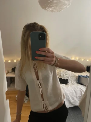 Vit kortärmad topp med snörning - Stickad vit knyttopp!!💞