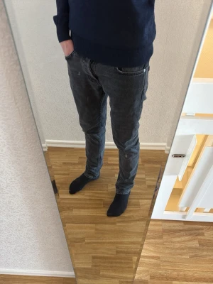 Svarta nudie jeans  - Säljer dessa snygga nudie jeans. Slim fit. Jag på bilden är 180 lång och väger ca 65kg. Hör av dig vid fler frågor.