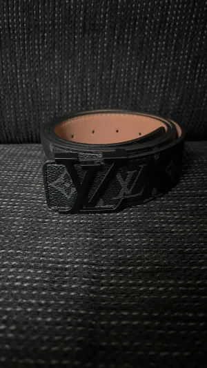 L-v bälte monogram svart - Säljer ett helt nytt riktigt snyggt svart L-v bälte med svart logga.