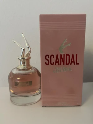 Jean Paul Gaultier Scandal EdP 50 ml - En supergod parfym som doftar lite fruktigt och blommigt samt sött med inslag av honung. Jag köpte den för 1269kr och är öppen för prisförslag, har ni andra frågor är det bara att skriva.🥰