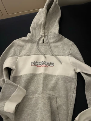 Grå hoodie från McKenzie - Grå McKenzie tjocktröja , varm och bekväm 