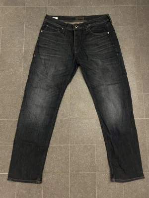 Jack & Jones Tapered Mike  - Tjena, säljer ett par knappt använda Tapered Mike från Jack & Jones. Jeansen är straight fit och storleken är: W: 33 och L 32 men sitter lite mindre i midjan än 33.