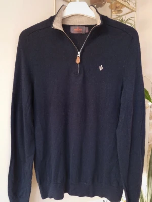 Morris zip tröja  - Snygg mörkblå stickad tröja från Morris i 100% merinoull. Tröjan har halv dragkedja. Quarterzip. Helt perfekt skick som ny M