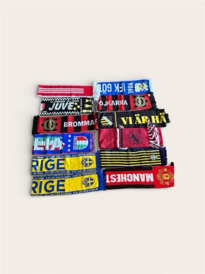 Fotbollshalsdukar – United, Juve, BP, Blåvitt & Sverige - Säljer en samling med 12 st fotbollshalsdukar från olika lag och landslag. Perfekt för matchdagen eller samlaren.  Halsdukar som finns:  Internationellt: Manchester United, Juventus.  Landslag: Sverige (2 st), Italien.  Svenska lag: Brommapojkarna (BP), IFK Göteborg (Blåvitt), BK Häcken.  Övrigt: Diverse supporterhalsdukar (se bild).  Skick: Överlag fint skick på samtliga halsdukar. Hela och rena.  Pris: Styckpris: 99 kr/st  Paketpris (alla 12 st): 999 kr