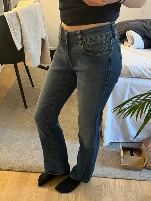 Snygga jeans mörkblå - Snygga mörkblåa jeans. Passar mig i storlek 32/XS. 🩷