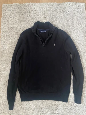 Polo Club half-zip - Säljer en svart half-zip Polo club tröja. Den är i fint skick och endast använd ett fåtal gånger. Storlek: M men är väldigt liten i storkleken så skulle mer säga S/XS herr.