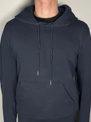 J.Lindeberg hoodie - Säljer en ritkigt snygg och trendig J.Lindeberg hoodie i fint skick, storlek L, vid frågor är det bara att skriva //Gramenti