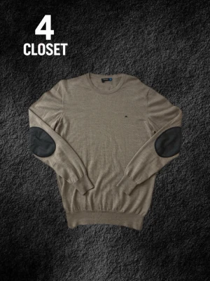 100% merino ull J. Lindeberg (FRI FRAKT!!) - Säljer en beige stickad tröja ifrån J lindeberg i 100% Merino ull. Tröjan är i princip ny med ett nypris på över 1200. Priset är diskuterbart, kontakta för frågor och funderingar!✅🤝 