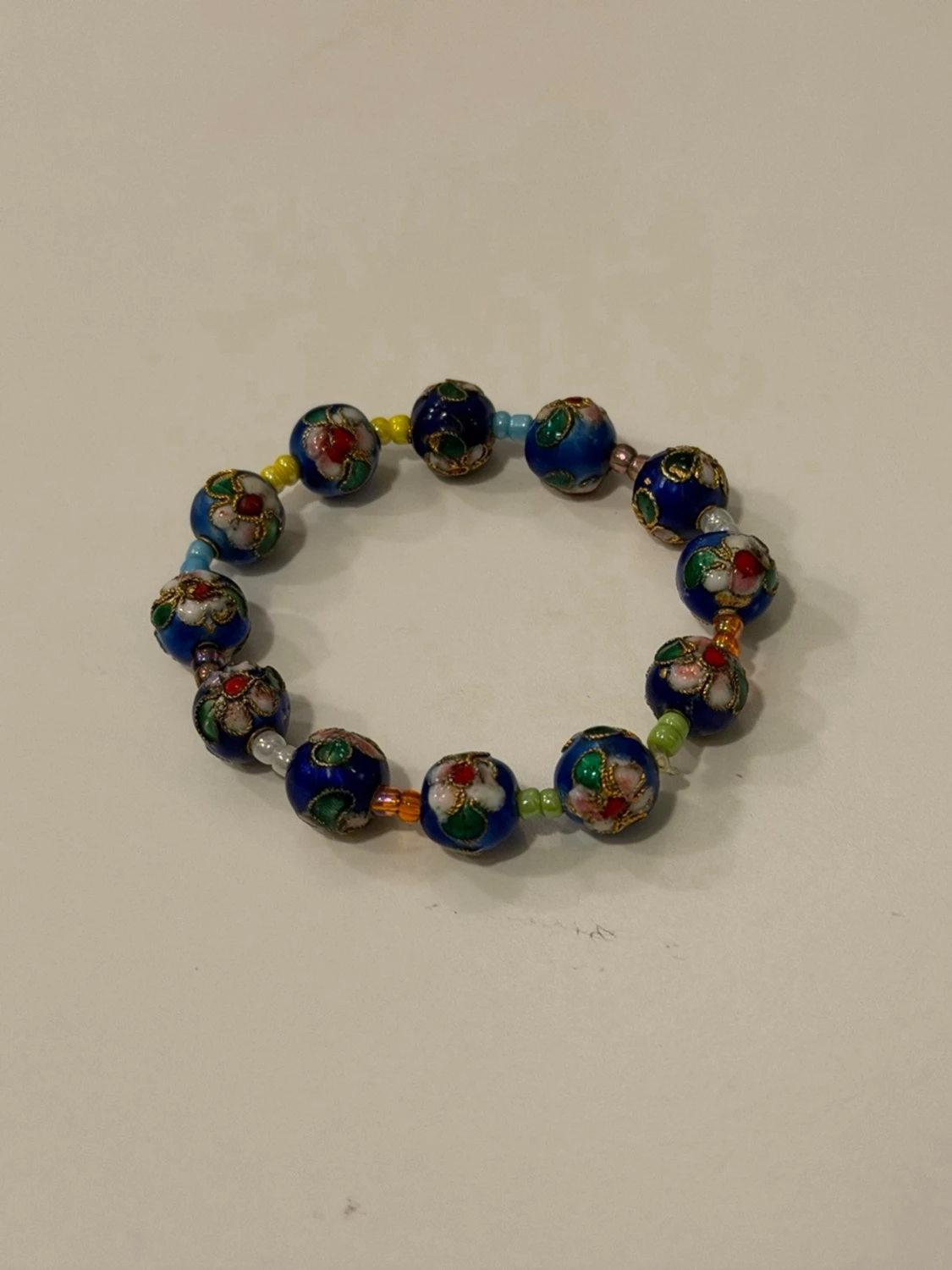 Blått armband med cloisonnépärlor