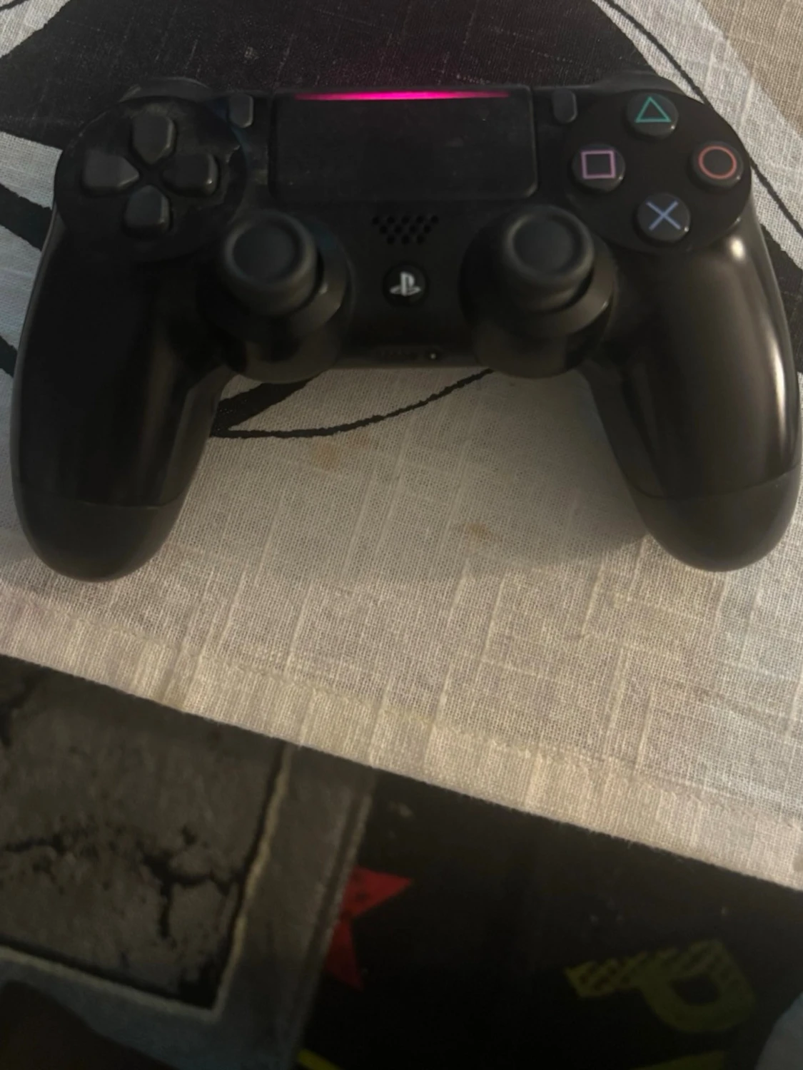 Svart PlayStation 4 DualShock handkontroll
