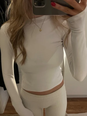 Vit långärmad tröja  - En vit långärmad tröja🩷