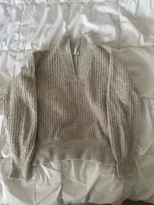 Beige stickad tröja  -  beige stickad tröja med zip dragkedja upptill. Storlek S från OBJECT men köpt från Nelly. 